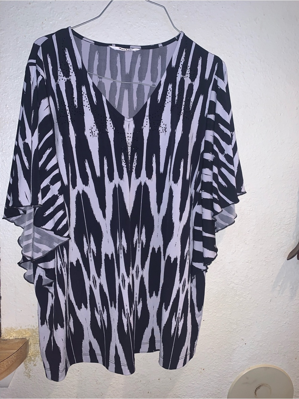 TanJay Black & White V-Neck Flutter Sleeve Blouse